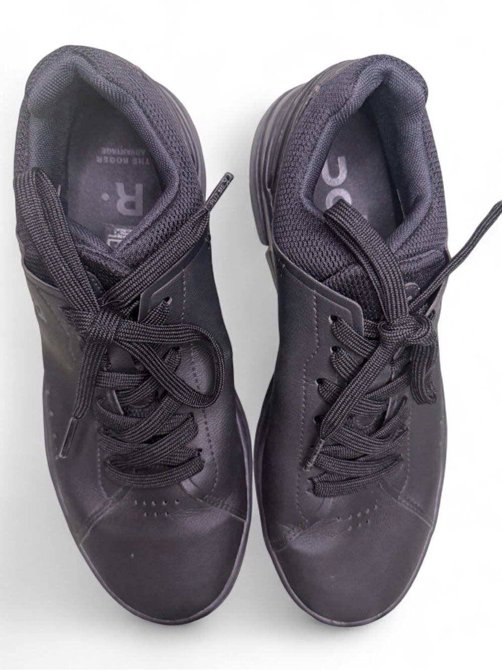 the Women's On THE ROGER Advantage in the All Black (or Black/Black) colorway - Picture 2 of 6